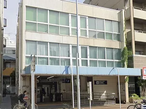 改札を出て右に曲がる