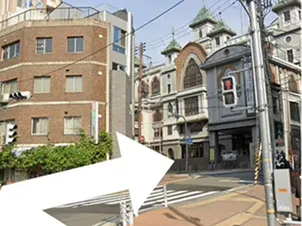 横断歩道を右に曲がり、直進する