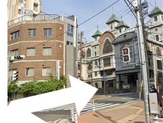 横断歩道を右に曲がり、直進する