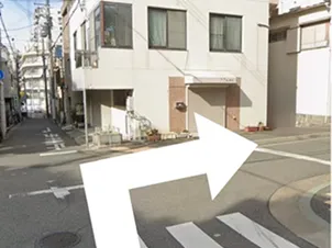 十字路を右に曲がる