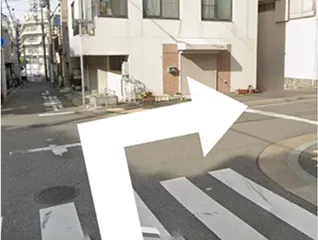 十字路を右に曲がる