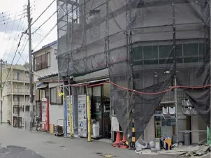 目的地の隣の店。入口は通りに面している