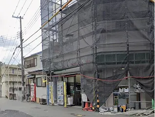 目的地の隣の店。入口は通りに面している