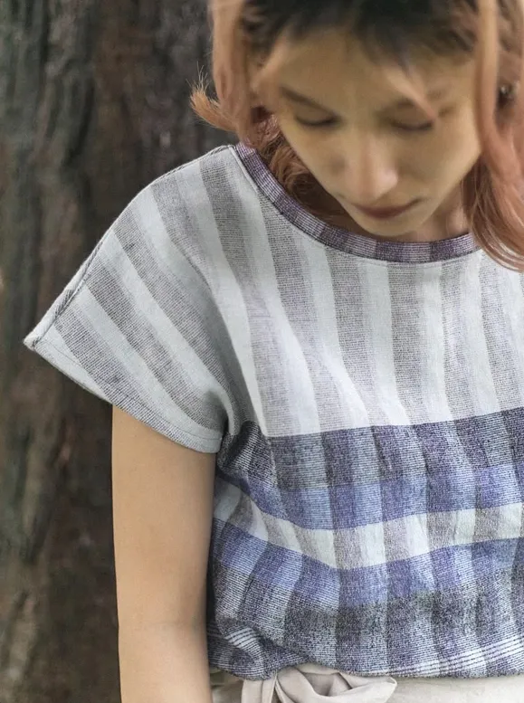 播州織のトップスを着た女性の上半身