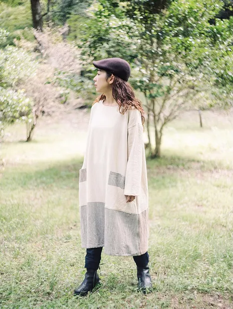 播州織のワンピースを着て森の中に立つ女性の全身コーデ